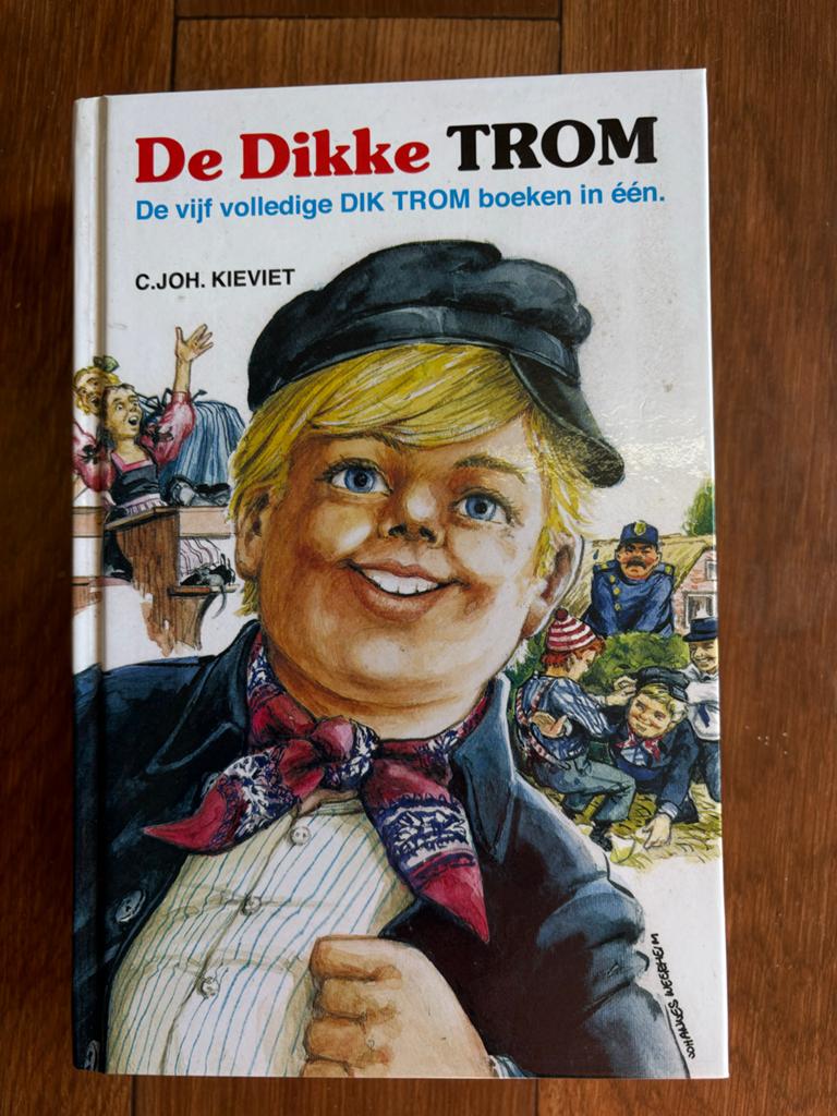 De Dikke Trom - Vijf volledige boeken in één, Ophalen of Verzenden, Gelezen, Fictie algemeen