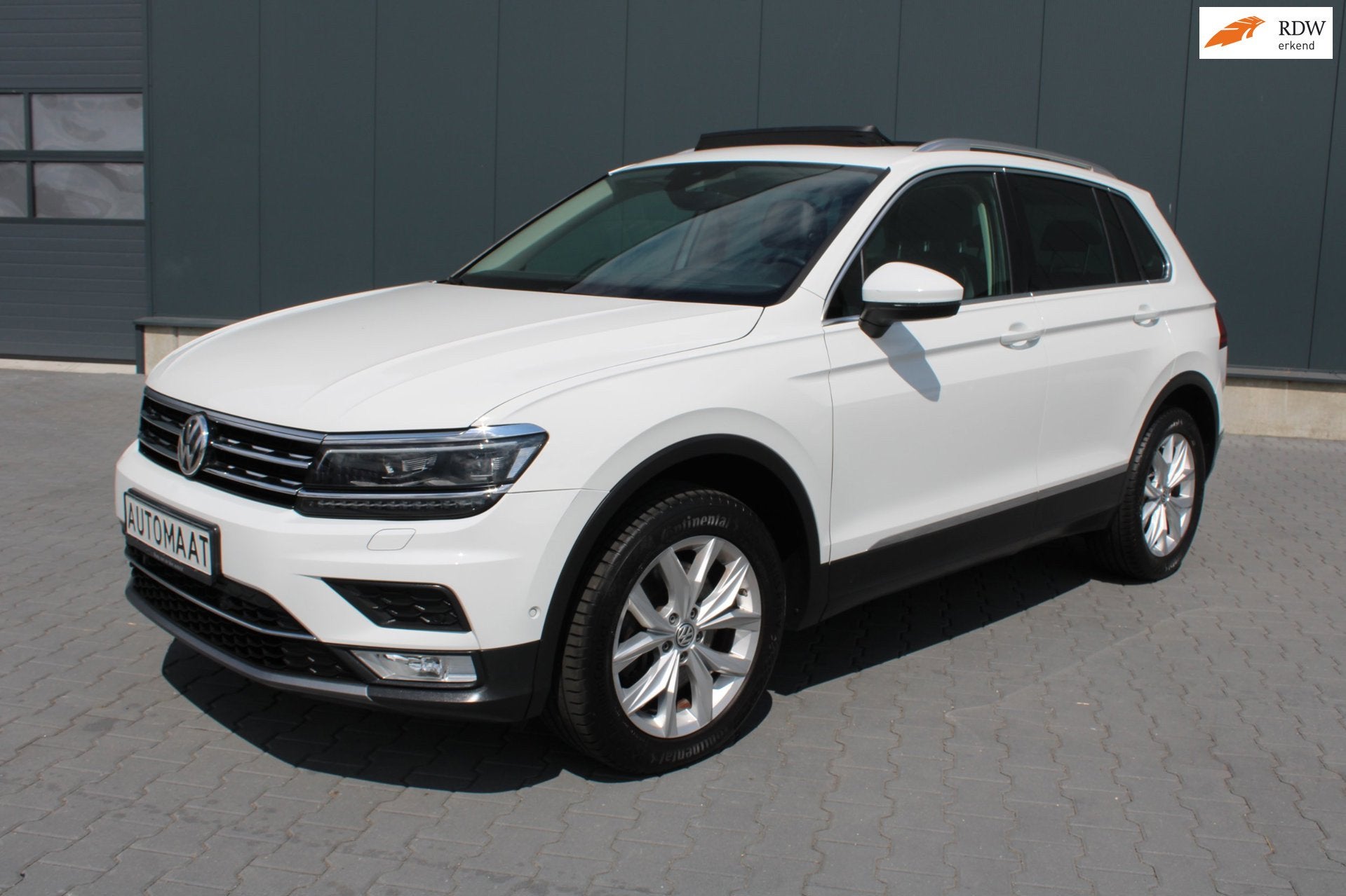 Volkswagen Tiguan 2.0 TSI 4Motion Highline SCHUIFDAK, Auto's, Automaat, Dealer onderhouden, Stof, Gebruikt