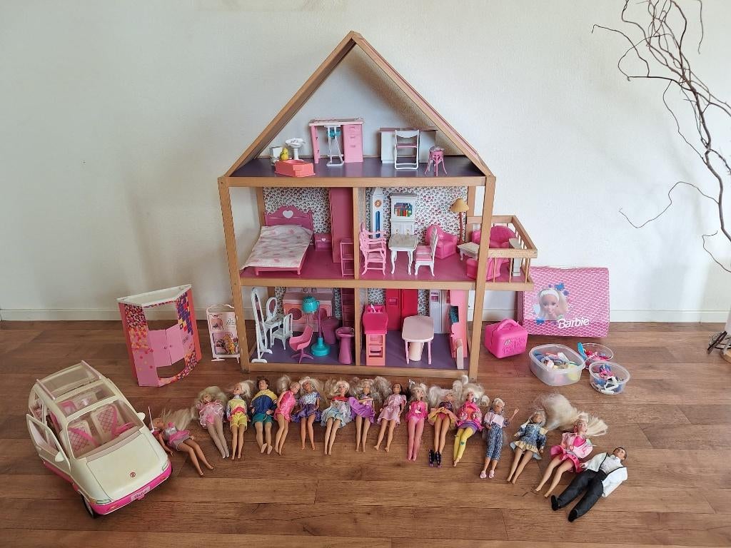 Compleet Barbiehuis met veel accessoires en poppen, Ophalen, Zo goed als nieuw, Poppenhuis