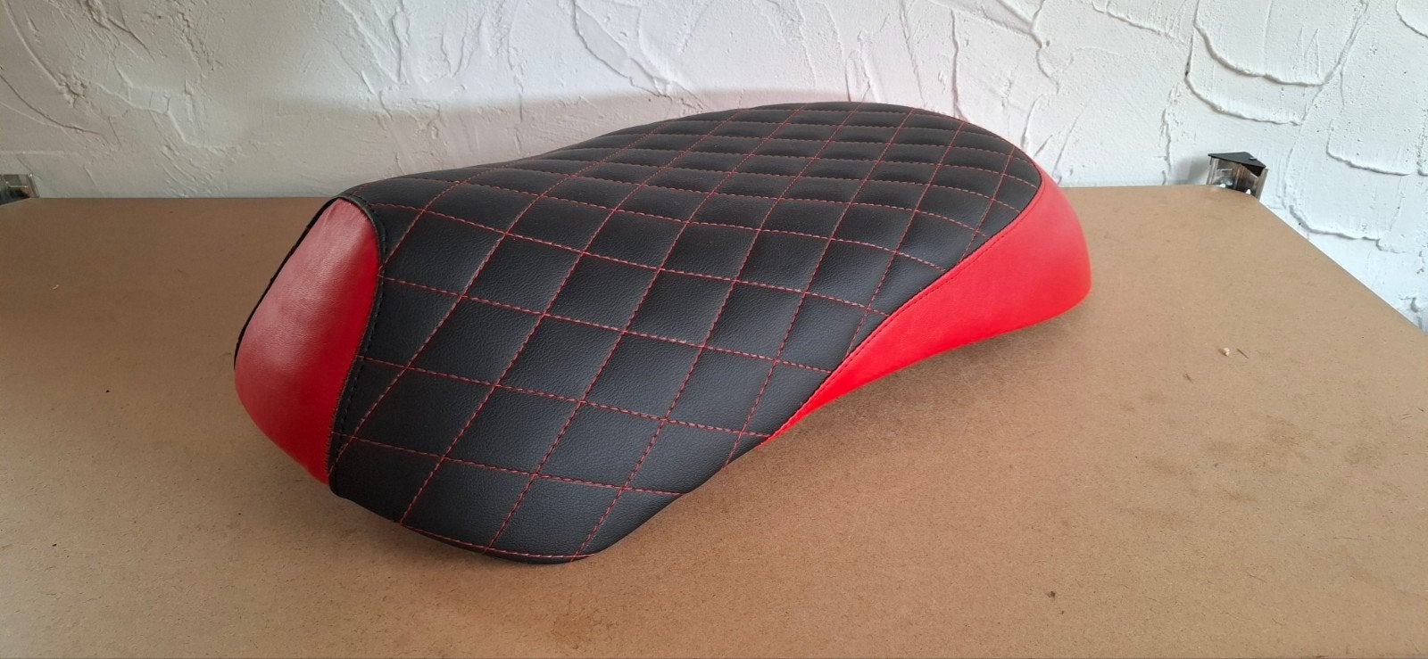 Zadel SYM Mio - zwart/rood combi, SYM, No. 7, Qingyun Rd., Dayuan Dist., Taoyuan City 337, Taiwan, Sym@sym.com.tw, SYM