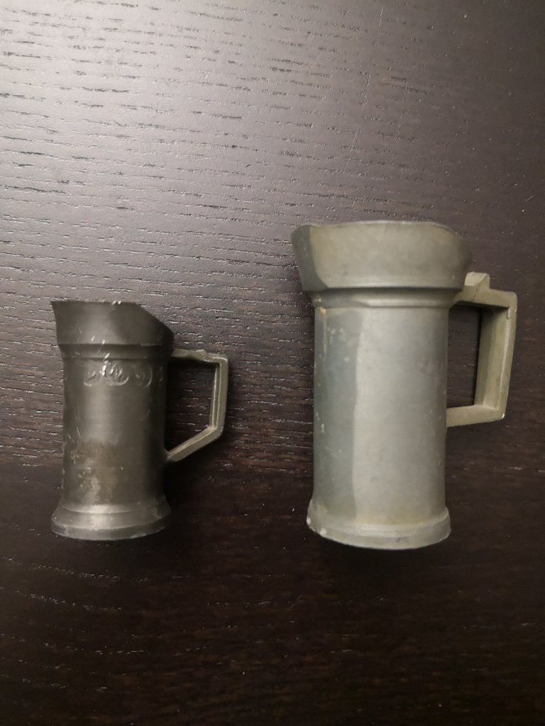 2 Kleine tinnen kannetjes met ijkmerken, 6 en 4,5 cm hoog, Ophalen of Verzenden