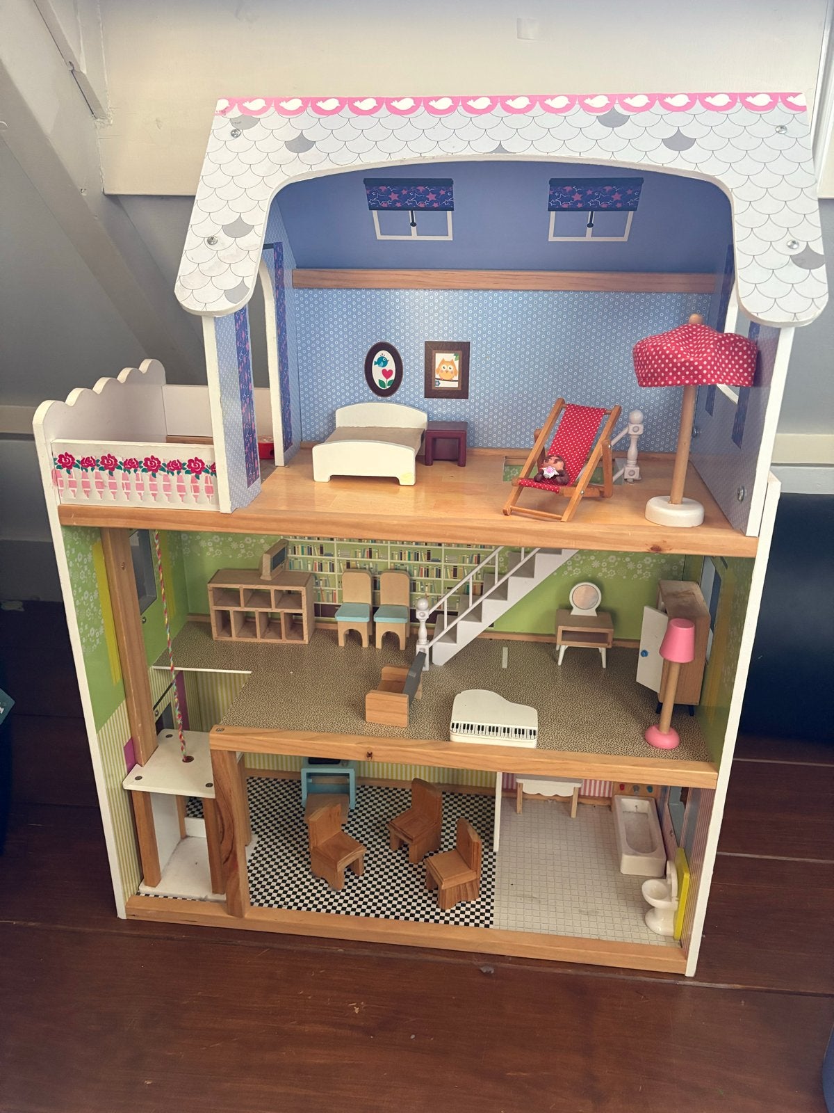 Groot houten poppenhuis met meubels, Ophalen, Zo goed als nieuw, Poppenhuis