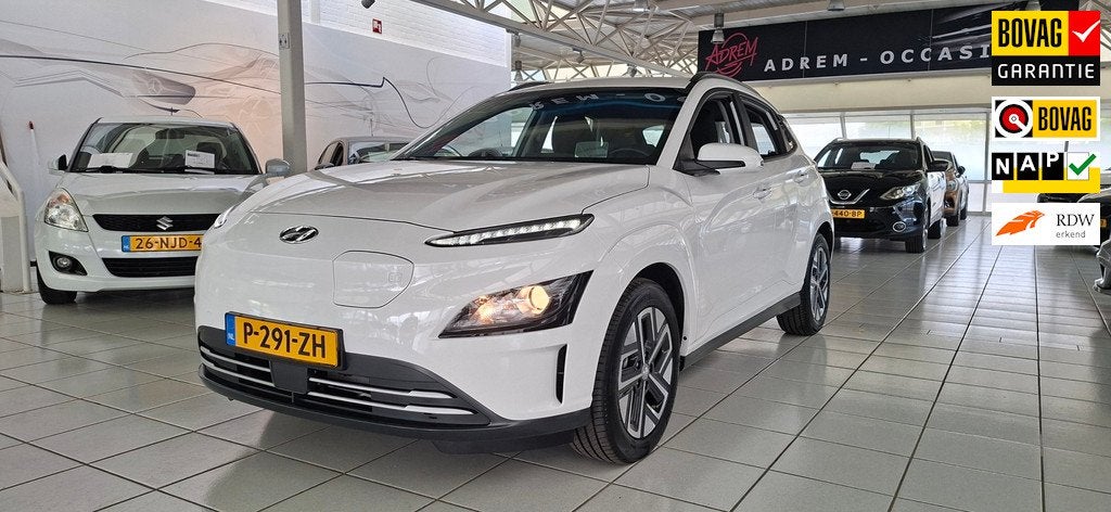 Hyundai Kona EV Fashion 39 kWh, 8800 km NAP!, Auto's, Hyundai, Gebruikt, Zwart, Automatische klimaatregeling, Wit