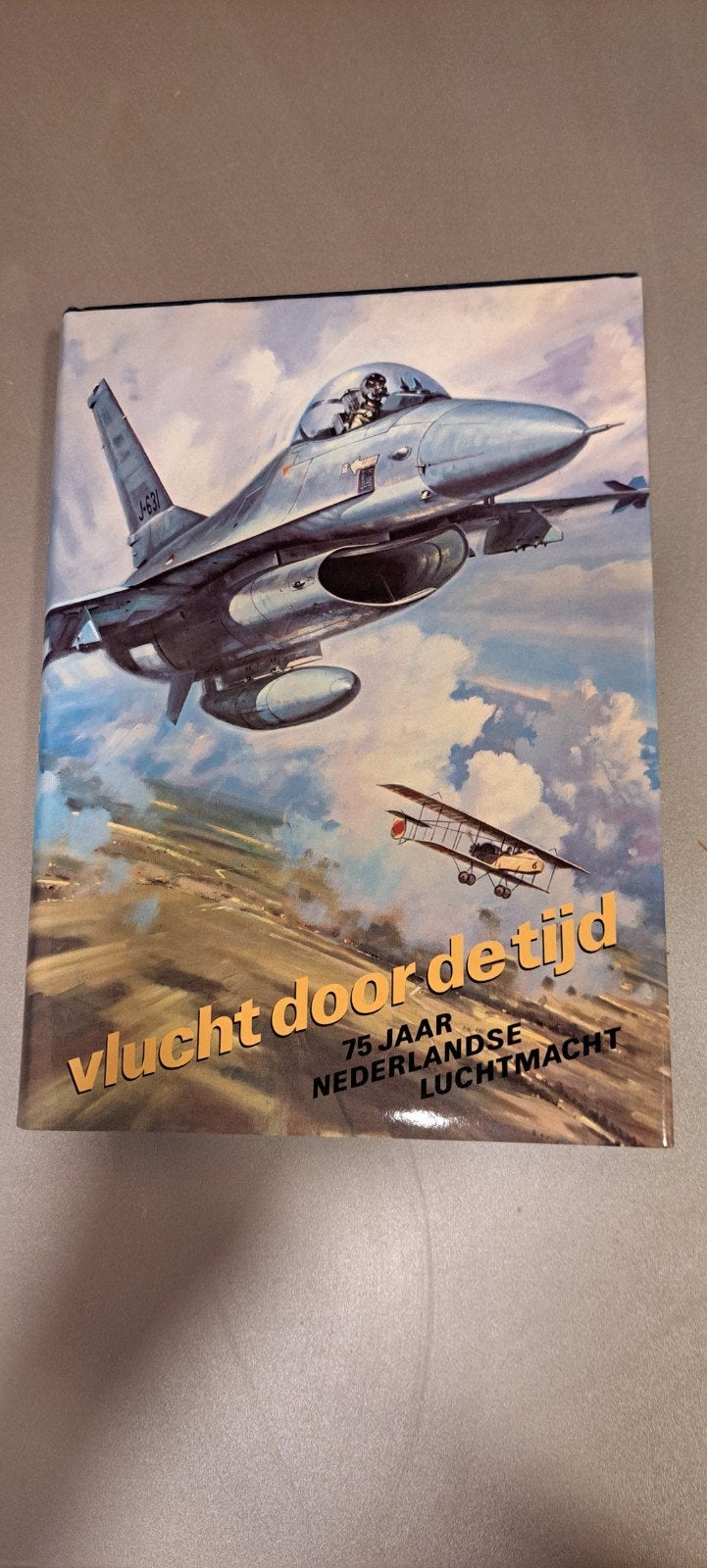 Vlucht door de tijd 75 jaar Nederlandse luchtmacht, Ophalen of Verzenden, Zo goed als nieuw, Boek of Tijdschrift