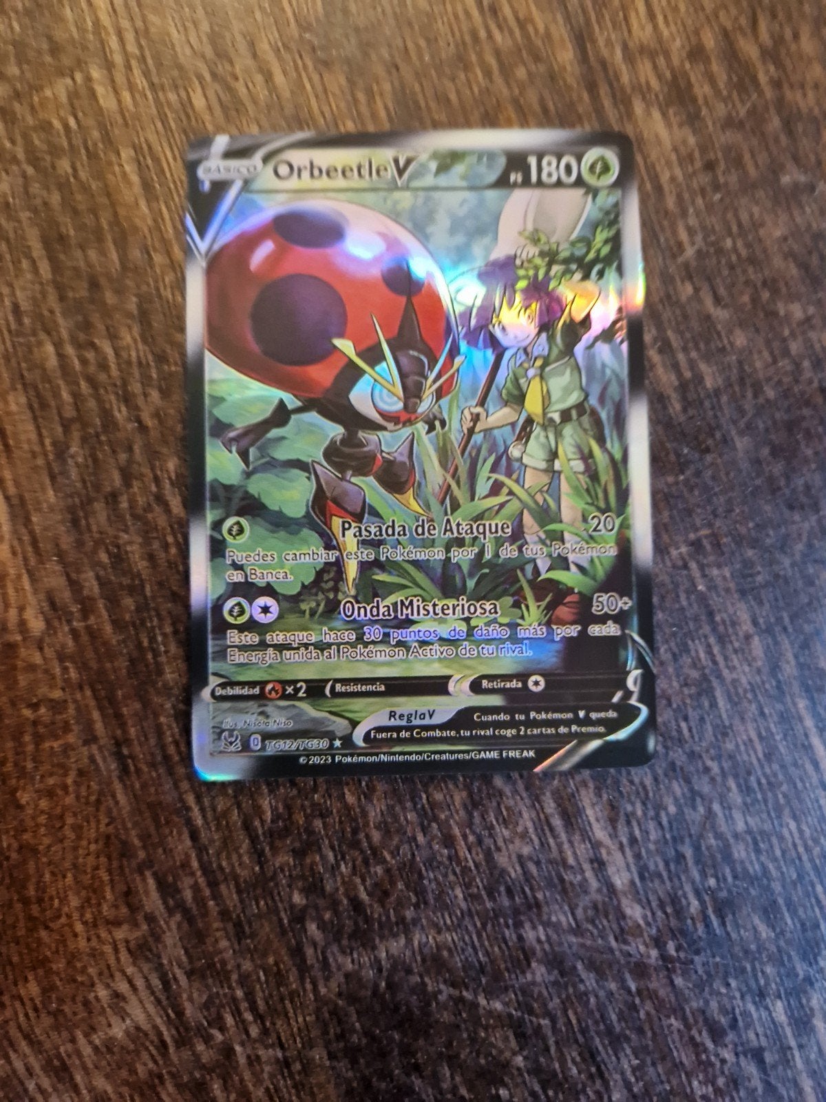 Orbeetle V Pokémon Kaart - Spaans - Nieuwstaat, Ophalen of Verzenden, Zo goed als nieuw, Losse kaart, Foil