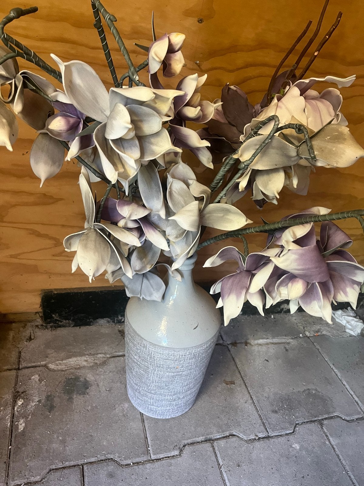 Vaas met kunstbloemen, lichte beschadiging, Ophalen, Gebruikt, Inclusief decoratie, Grijs