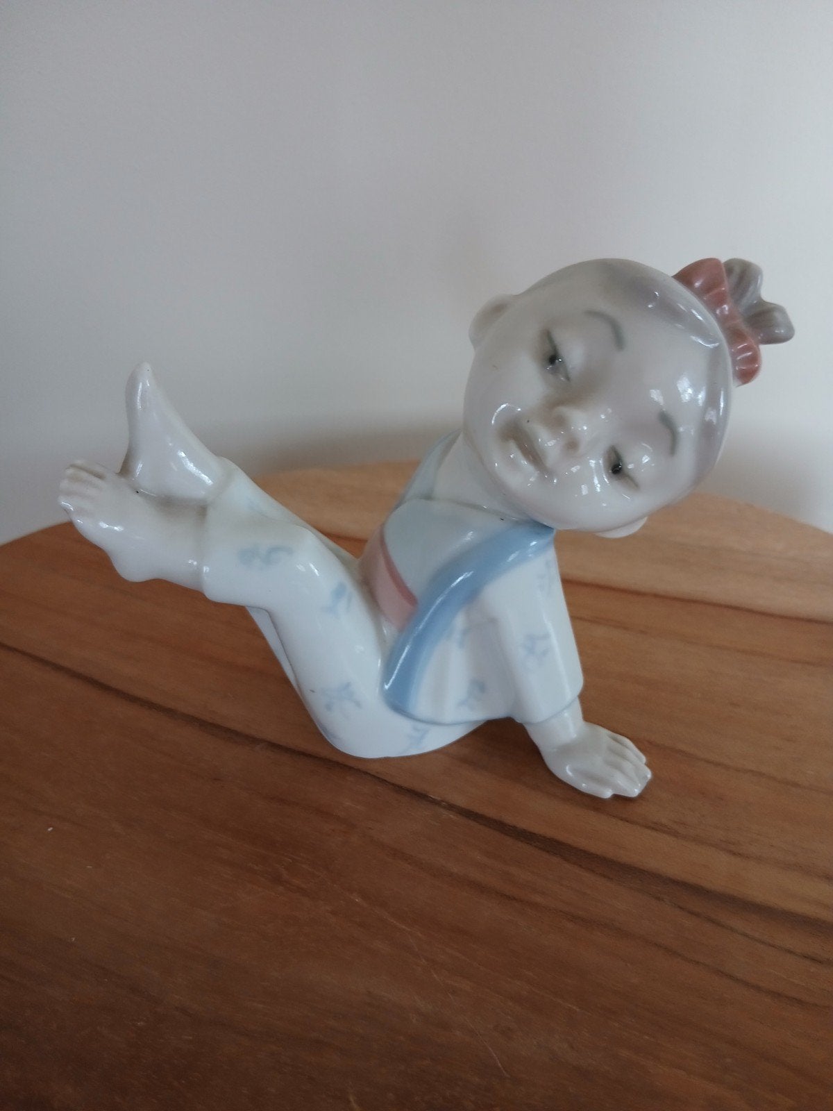 Lladro beeldje baby in kimono - Made in Spain, Verzamelen, Ophalen of Verzenden, Zo goed als nieuw, Mens