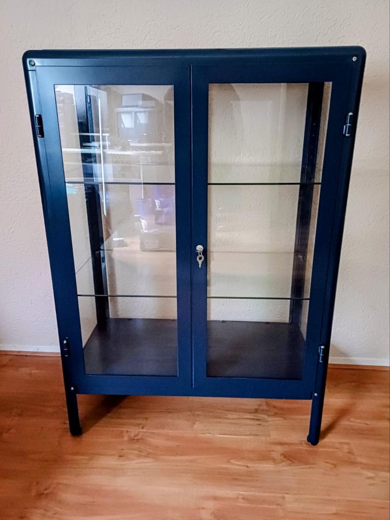 IKEA Fabrikör vitrinekast donkerblauw, Huis en Inrichting, Kasten | Vitrinekasten, Ophalen, Met deur(en), 100 tot 150 cm, 50 tot 100 cm