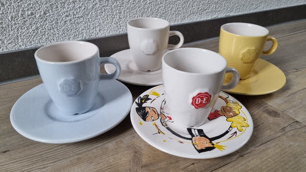 4x Douwe Egberts kop en schotel van Nikolai Carels, Overige merken, Ophalen of Verzenden, Zo goed als nieuw, Overige stijlen