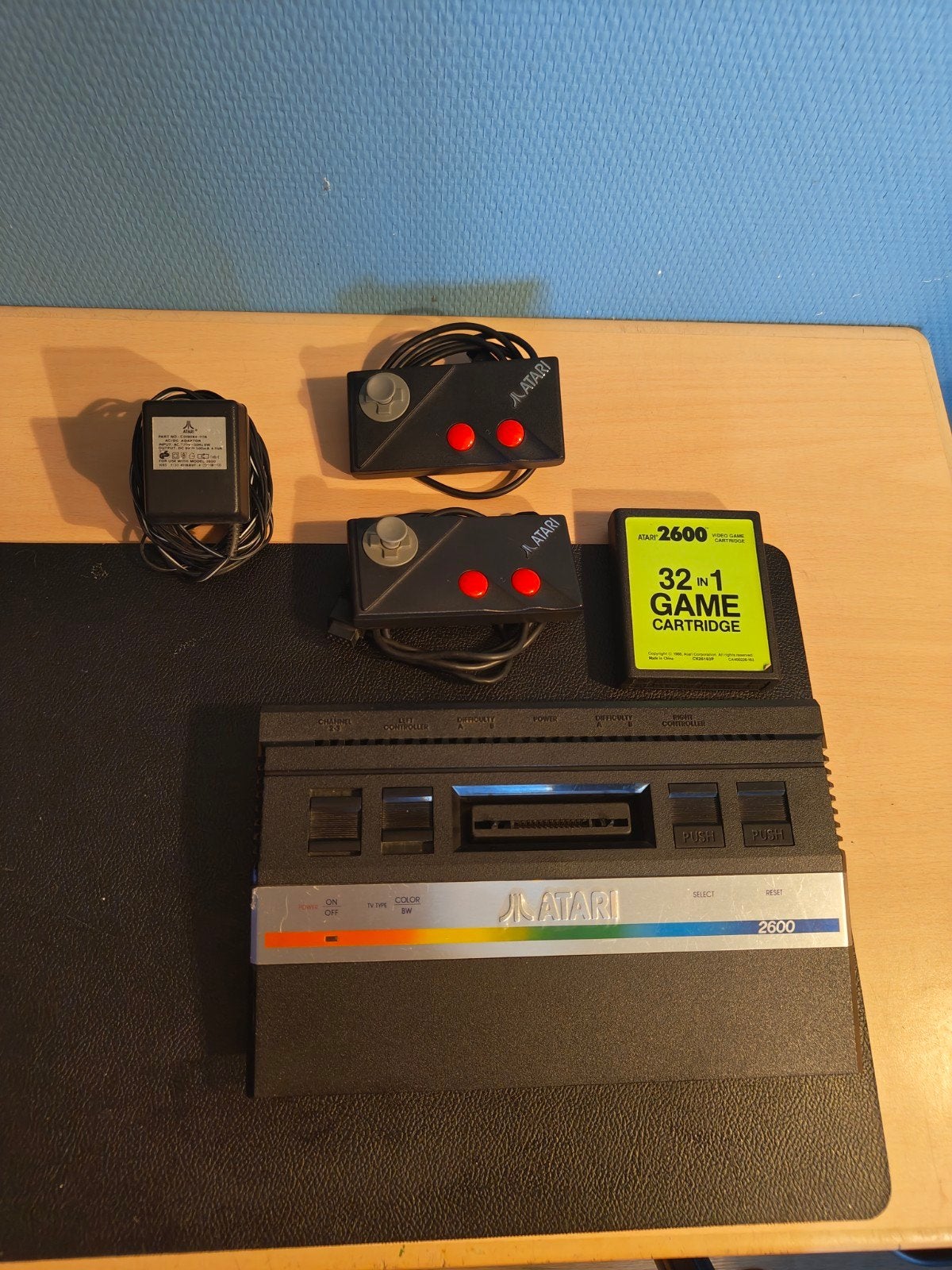 Atari 2600 set zonder av kabel, Spelcomputers en Games, Ophalen of Verzenden, Gebruikt, Met 2 controllers, Atari 2600