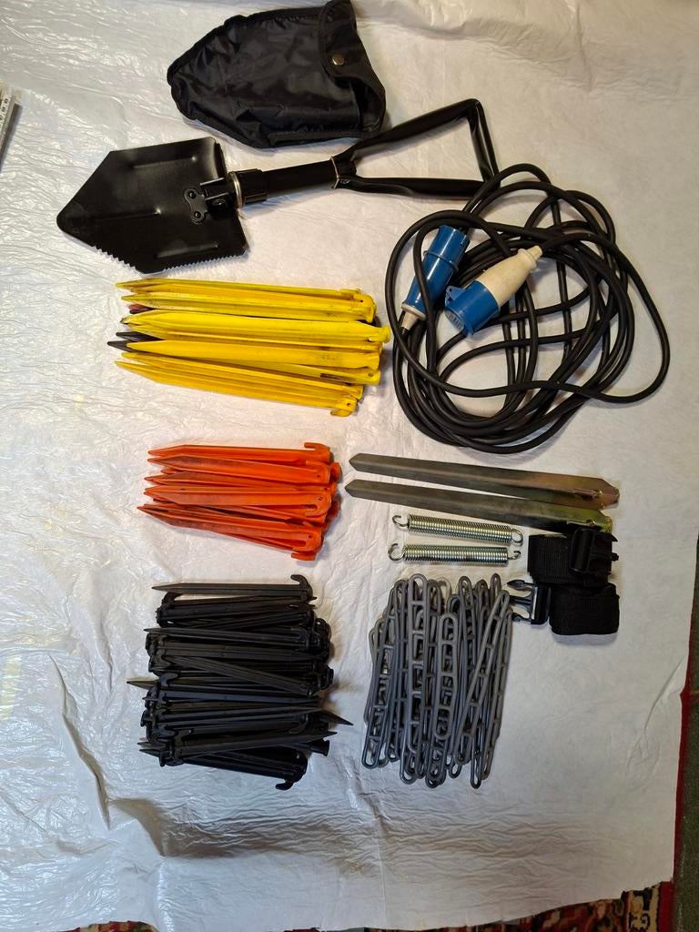 Diverse tent haringen, rubbers, stormbanden etc, Ophalen
