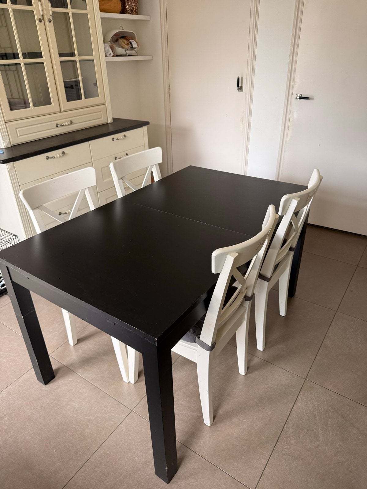 Ikea Bjursta uitschuifbare eettafel met 6 Ingolf stoelen, Huis en Inrichting, Tafels | Eettafels, Ophalen, Gebruikt, 100 tot 150 cm