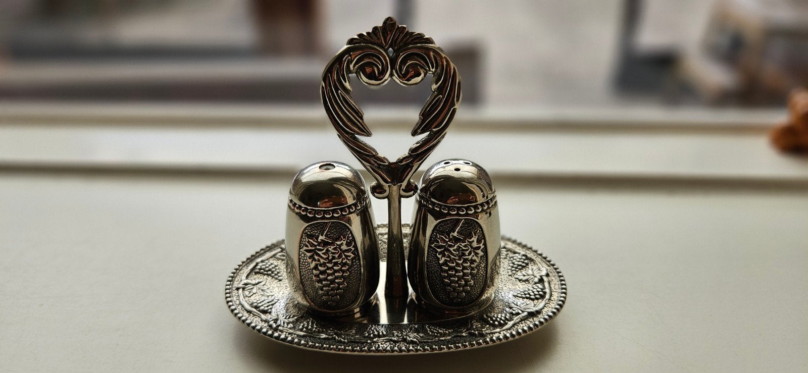 Decoratief peper- en zoutstel met druivenmotief, Antiek en Kunst, Ophalen of Verzenden