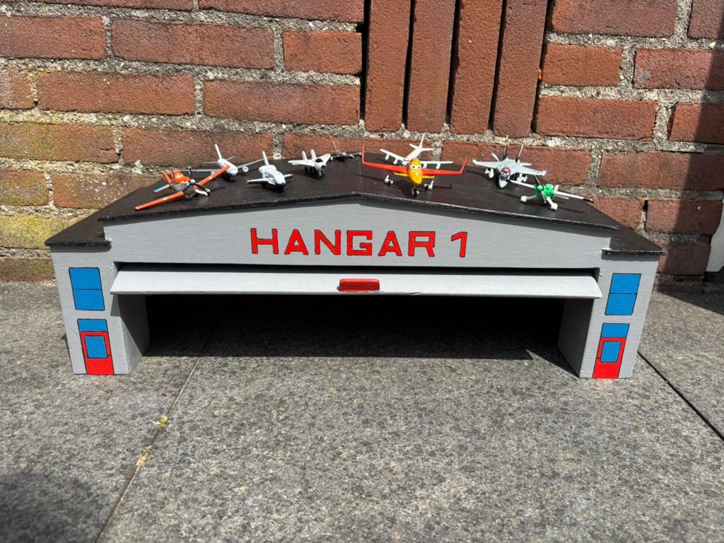 HOUTEN VLIEGTUIGHANGAR MET VLIEGTUIGJES, Ophalen of Verzenden, Gebruikt