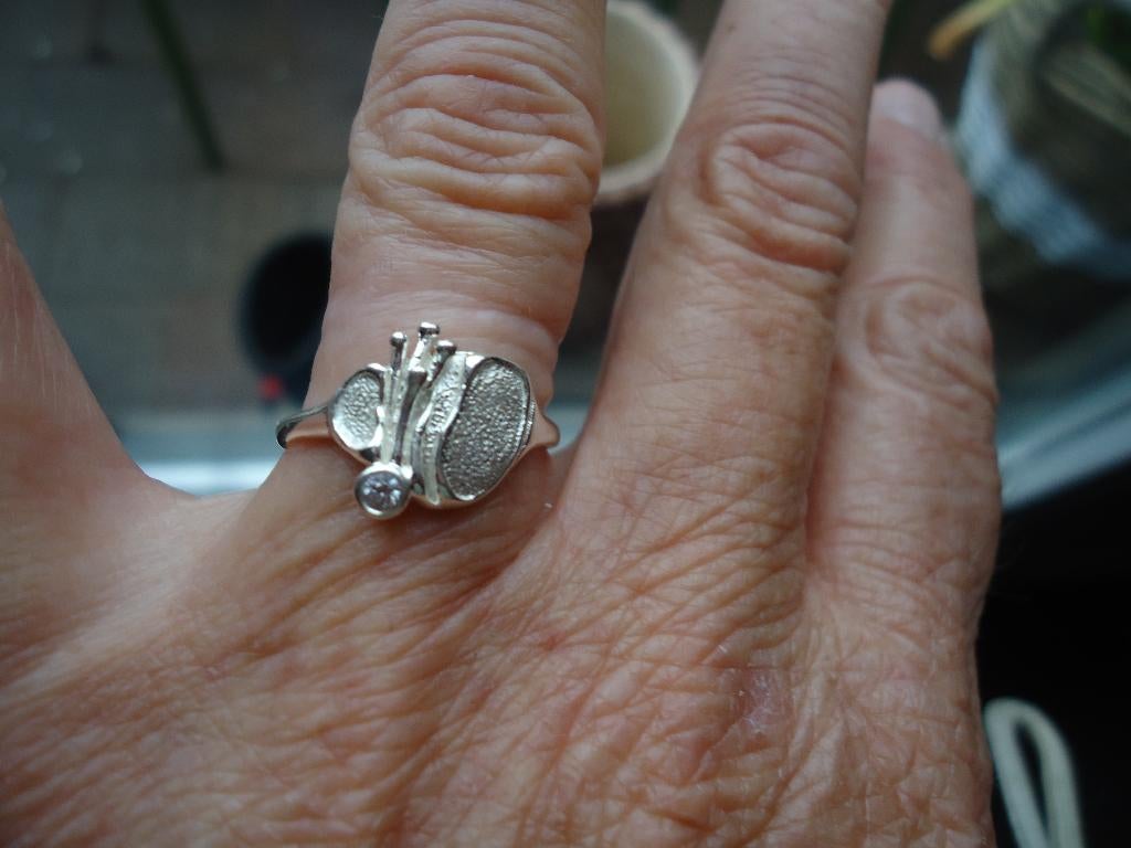 mooie echt zilveren ring mooi apart edelsmid mt 18 gemerkt, Met kristal, 18 tot 19, Ophalen of Verzenden, Zo goed als nieuw