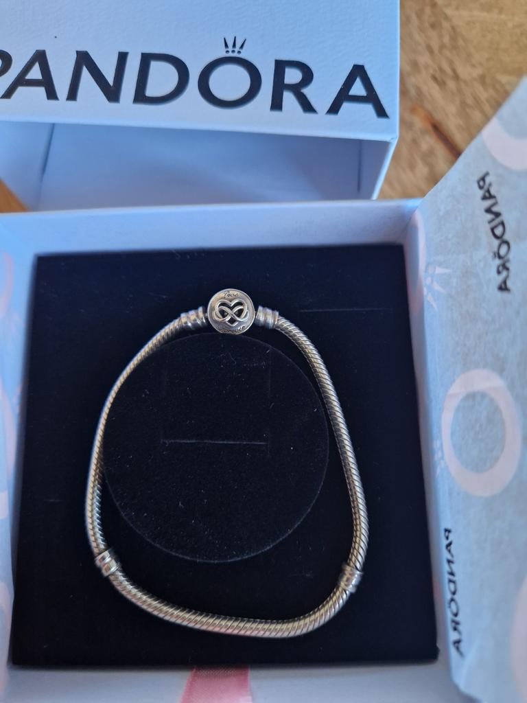 Pandora bedelarmband 18 cm met 'Love Forever' sluiting, Nieuw, Ophalen of Verzenden, Met bedels of kralen, Zilver