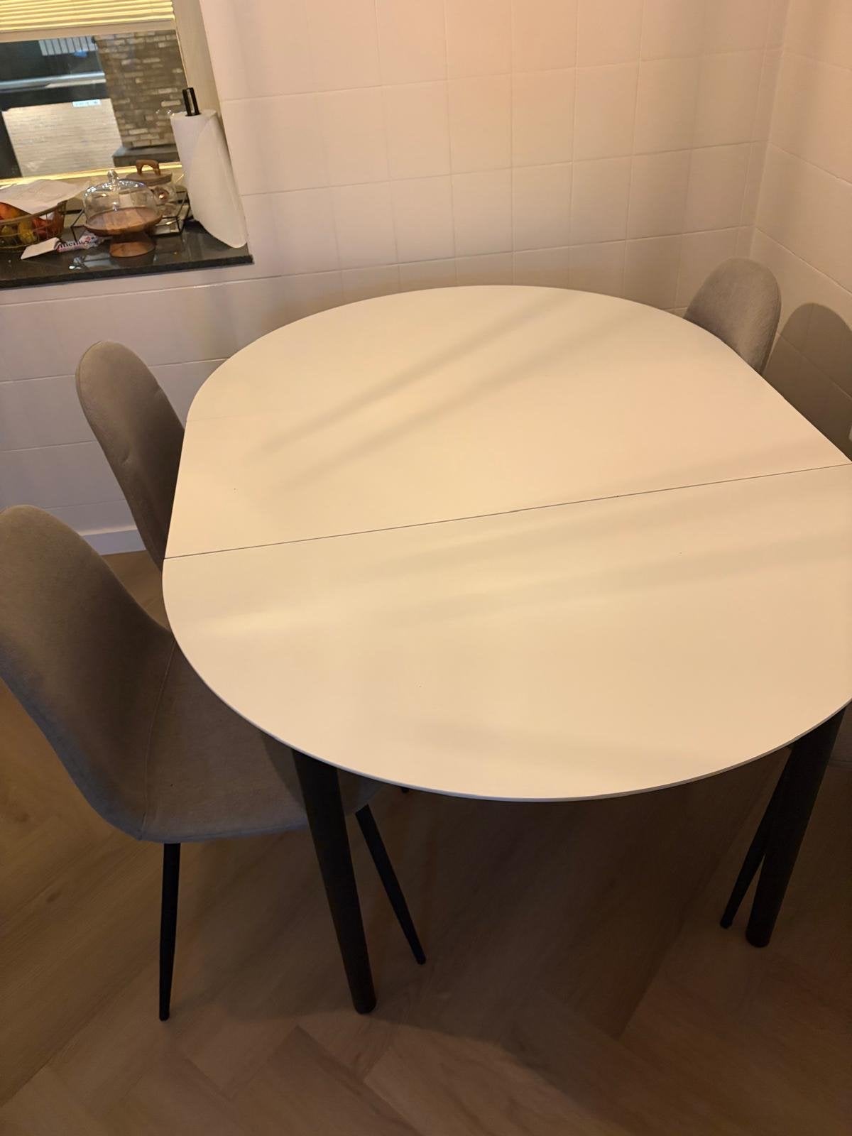 Uitschuifbare eettafel met 4 stoelen - 195x100cm