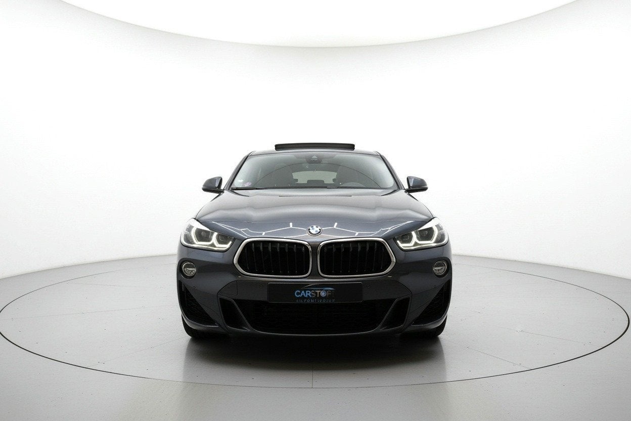 BMW X2 SDrive18i M SPORT PANO SFEER HUD LEER CAM TREKH, Auto's, Dealer onderhouden, X2, 3 cilinders, Zilver of Grijs