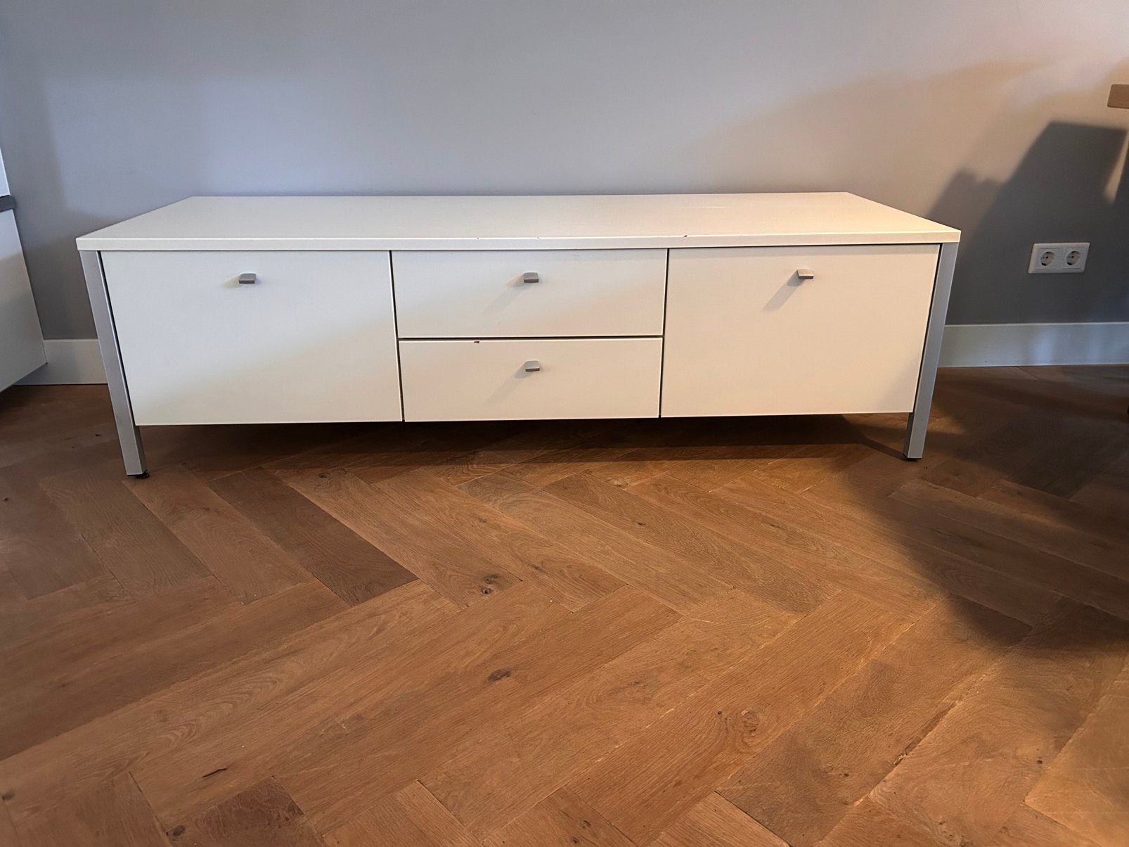 Lage witte kast, Ophalen, Gebruikt, 150 tot 200 cm, Met lade(s)