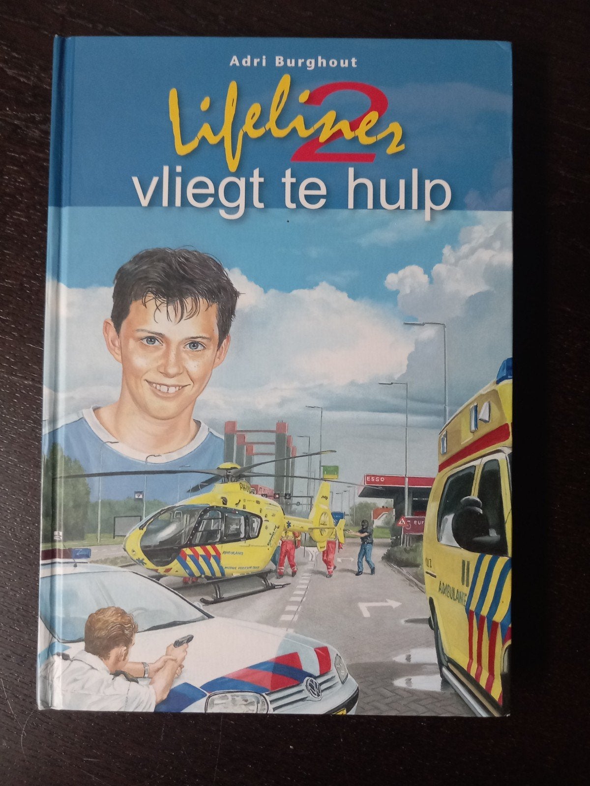 Lifeliner 2 vliegt te hulp - Adri Burghout, Boeken, Ophalen of Verzenden, Zo goed als nieuw, Adri Burghout, Fictie