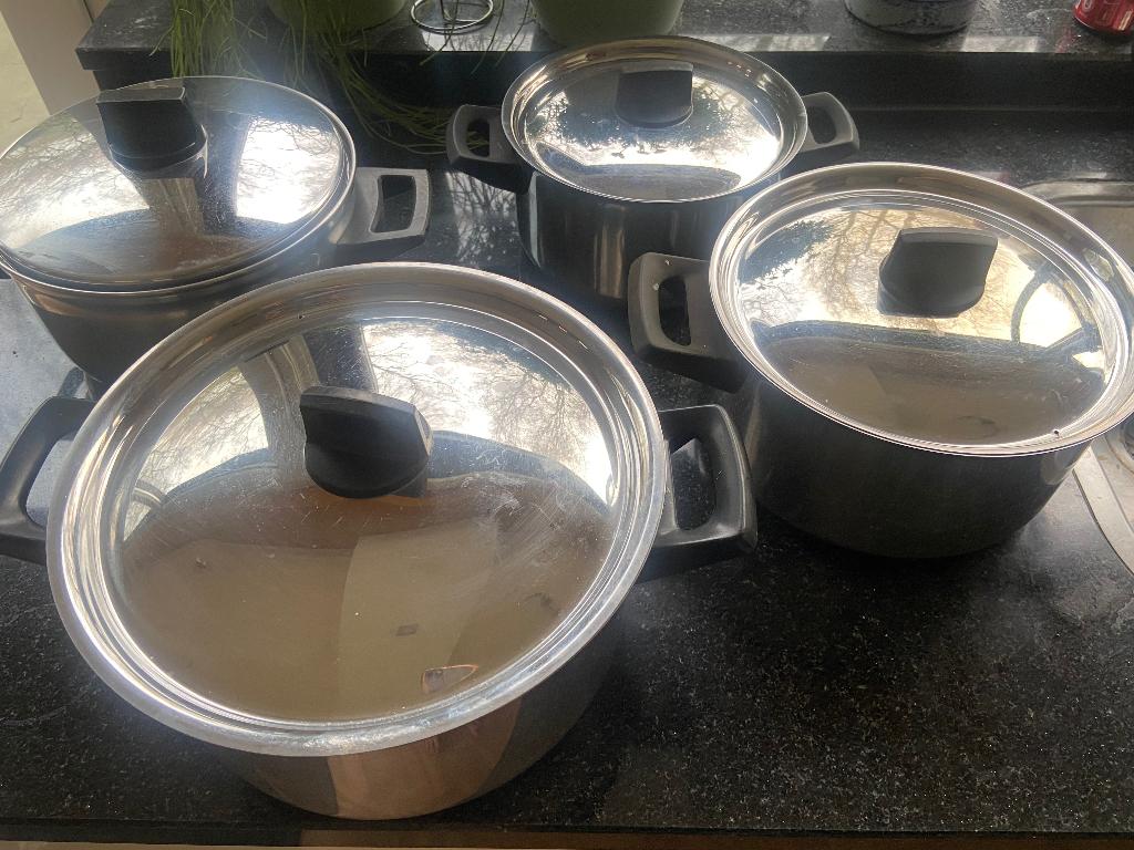 4 kookpannen geschikt voor gas, Huis en Inrichting, Keuken | Potten en Pannen, Ophalen of Verzenden, Gebruikt, Rvs, Pannenset