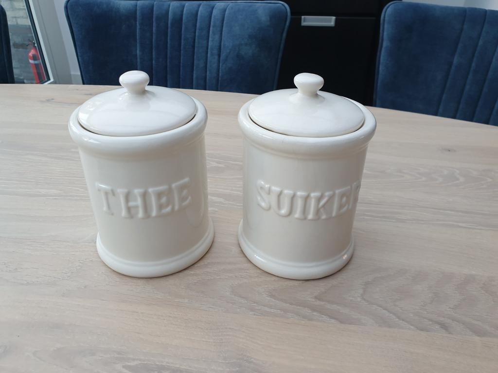 Set van 2 crèmekleurige voorraadpotten: Thee & Suiker, Huis en Inrichting, Keuken | Keukenbenodigdheden, Zo goed als nieuw, Voorraadpot