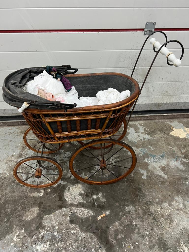 Antieke poppenwagen, Ophalen