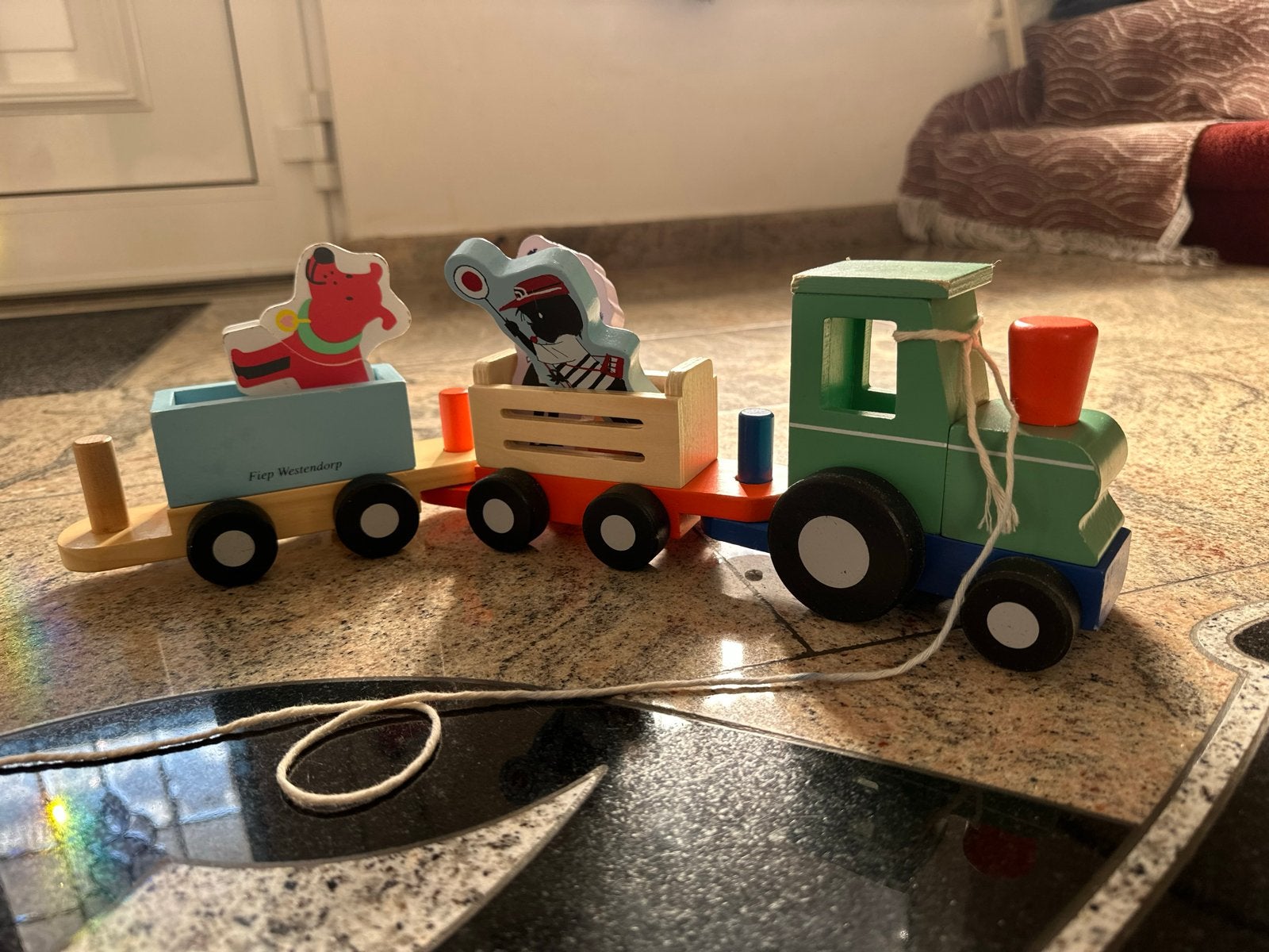 Houten trein met wagons en figuurtjes, Ophalen of Verzenden, Gebruikt, Duw- of Trekspeelgoed