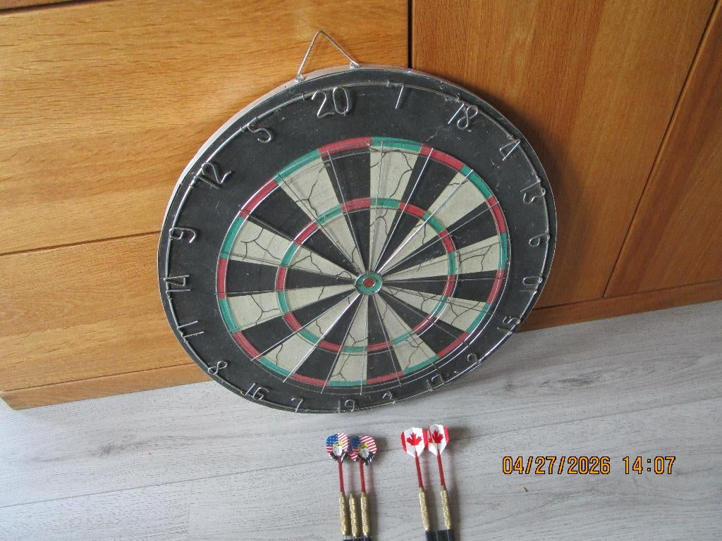 dartbord met 5 pijltjes., Ophalen of Verzenden, Zo goed als nieuw, Dartbord met pijlen