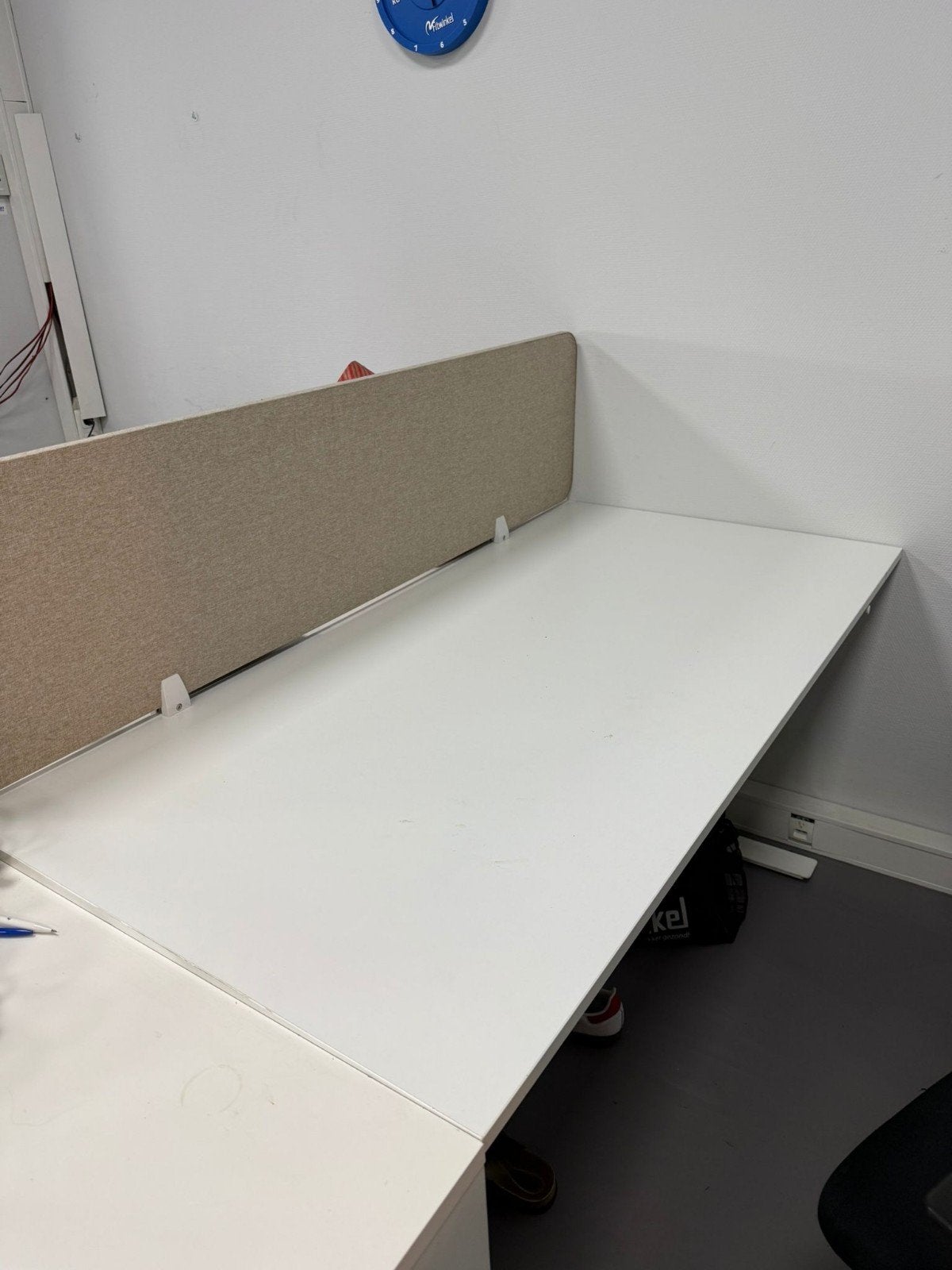 In hoogte verstelbaar bureau - 160cm - 4 stuks beschikbaar, Ophalen, 160 cm, Gebruikt, In hoogte verstelbaar