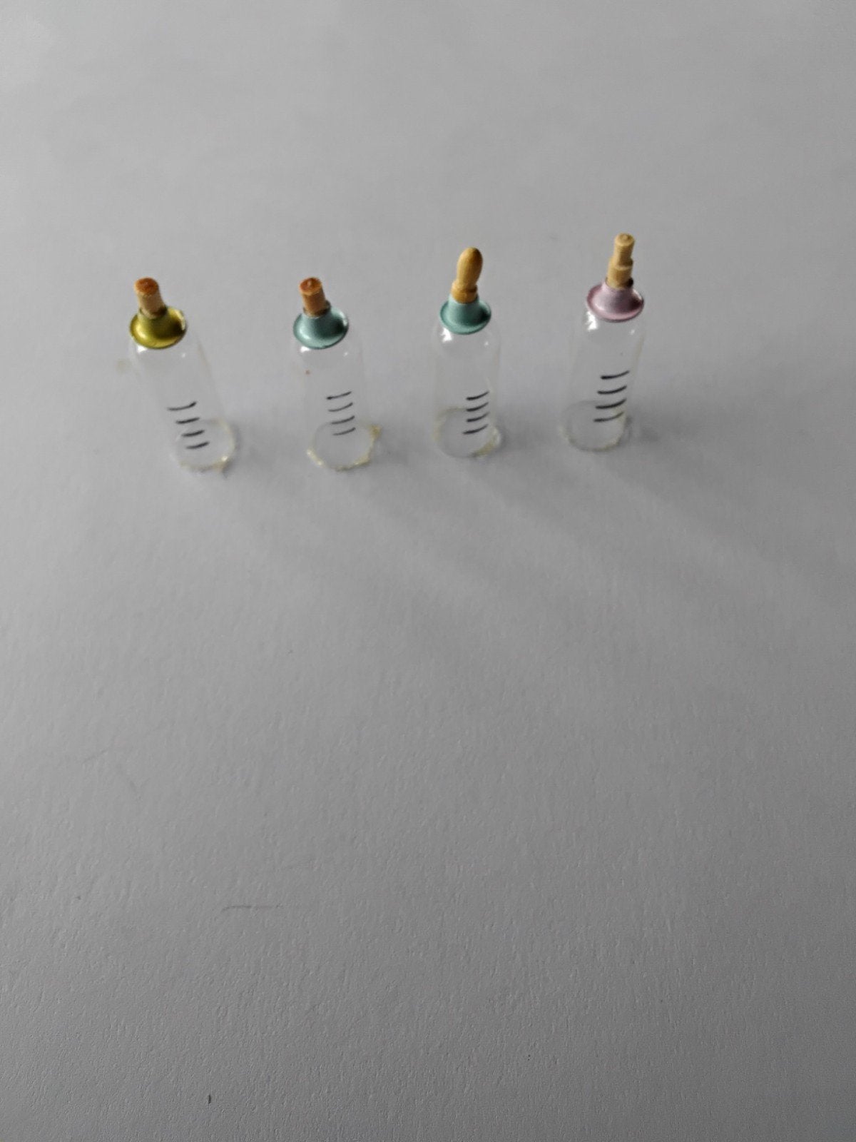 4 plastic babyflesjes 1:12, Verzamelen, Poppenhuizen en Toebehoren, Ophalen of Verzenden, Poppenhuis