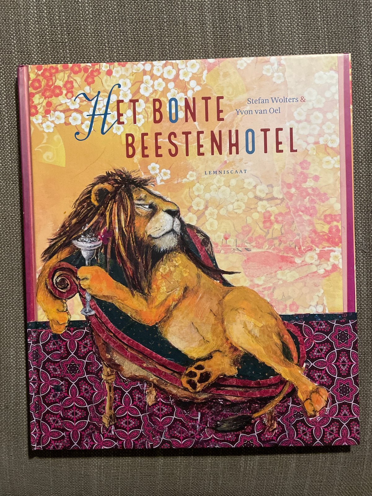 Stefan Wolters - Het bontebeestenhotel, Stefan Wolters, Fictie algemeen, Ophalen of Verzenden, Zo goed als nieuw