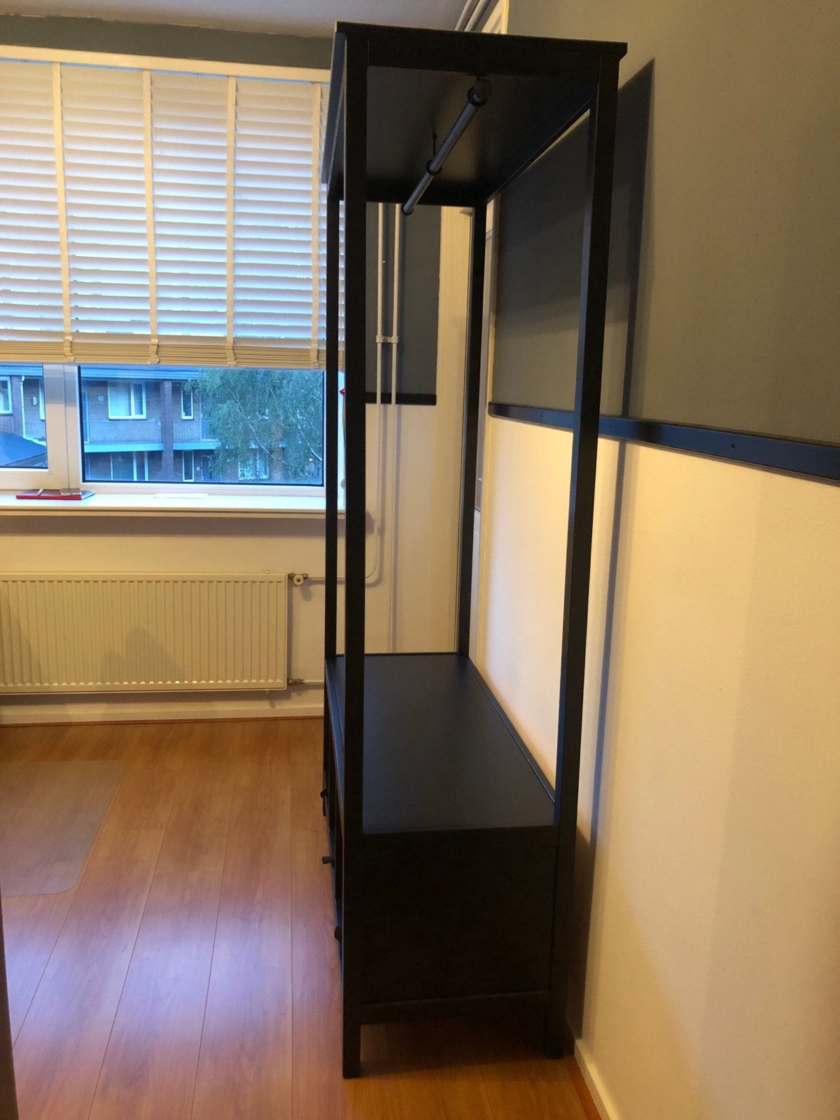 Foto 3 van IKEA HEMNES Open Kledingkast / Halkast Zwartbruin + 3 Manden