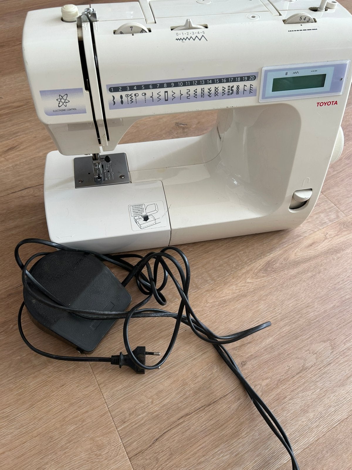 Toyota Elektronic controle naaimachine, Ophalen of Verzenden, Gebruikt, Naaimachine, Overige merken