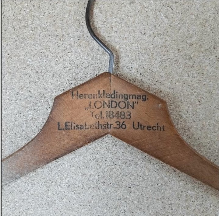 Oude Kledinghanger Herenkleding mag. LONDON tel 18483, Ophalen of Verzenden
