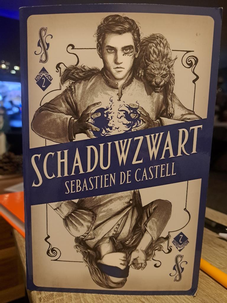 Sebastian de Castell-Schaduwzwart (Z238-203), Ophalen of Verzenden, Zo goed als nieuw