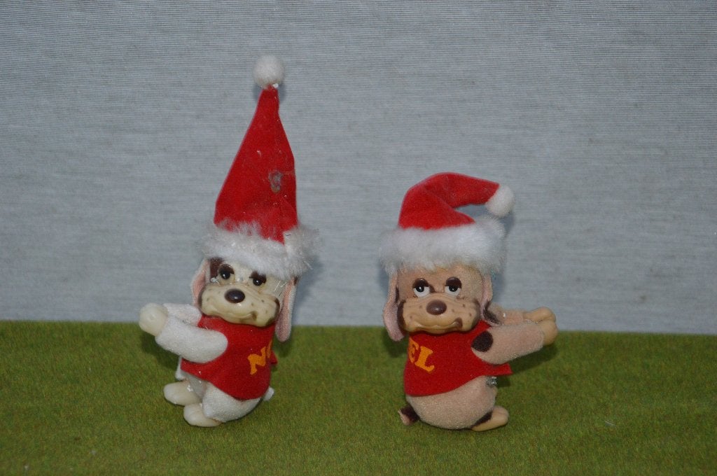 2 vintage kerst knijppoppetjes 2 hondjes met kerstpakjes aan, Ophalen of Verzenden, Gebruikt
