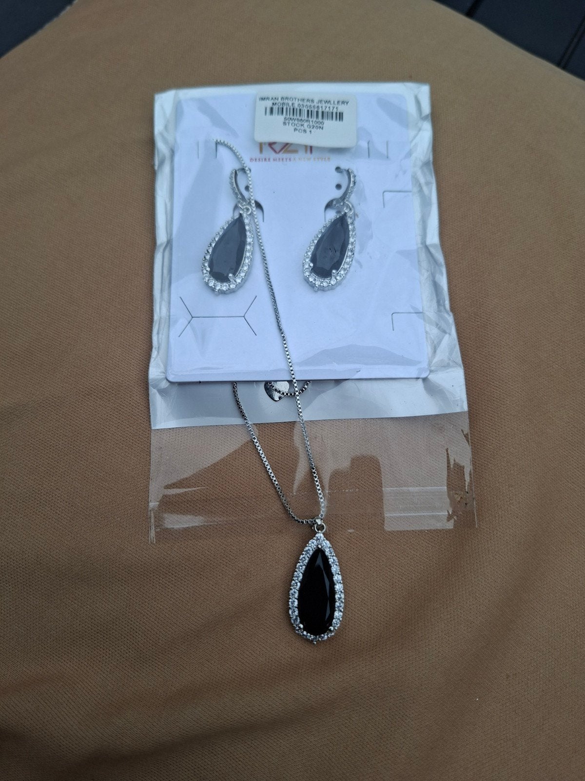Zilverkleurige ketting en oorbellen set met zwarte steen, Overige materialen, Met edelsteen, Zwart, Nieuw