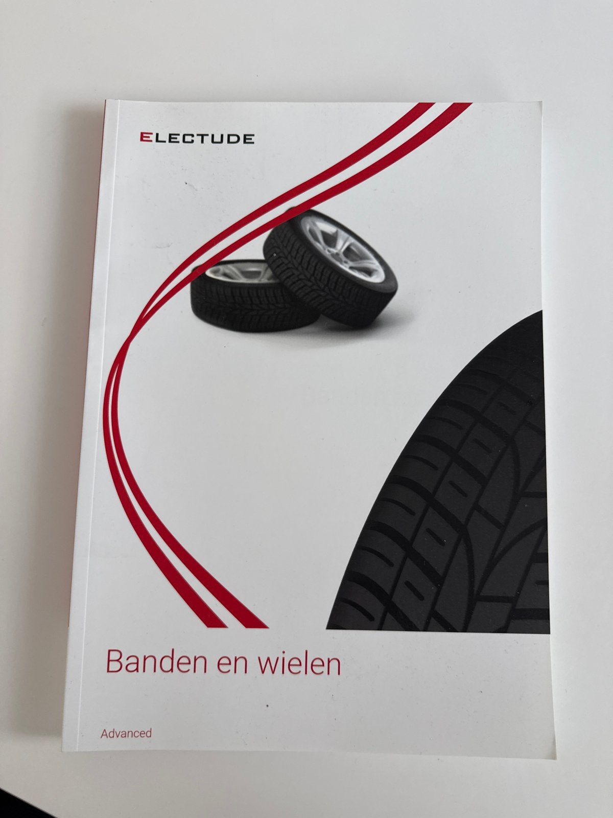 Electude Classroom: Banden en wielen (Advanced), Ophalen of Verzenden, Nieuw, Autotechniek
