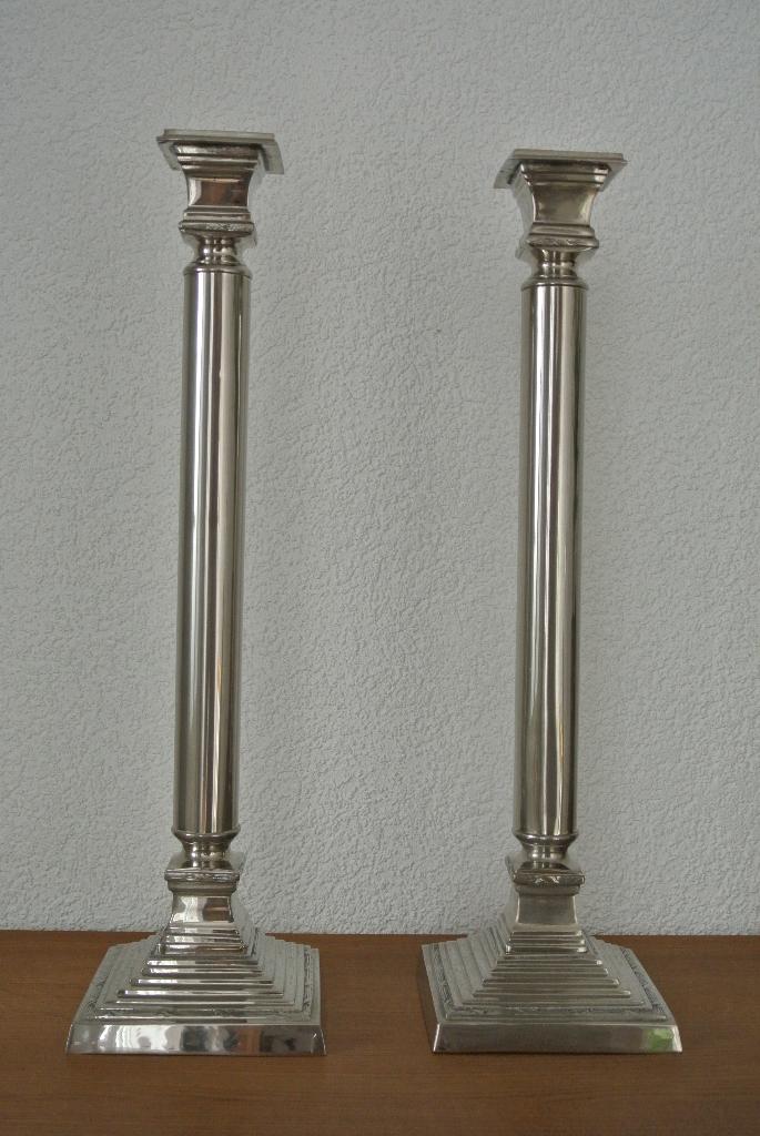 2 hoge zilverkleurige metalen kandelaars, Ophalen of Verzenden, Overige materialen