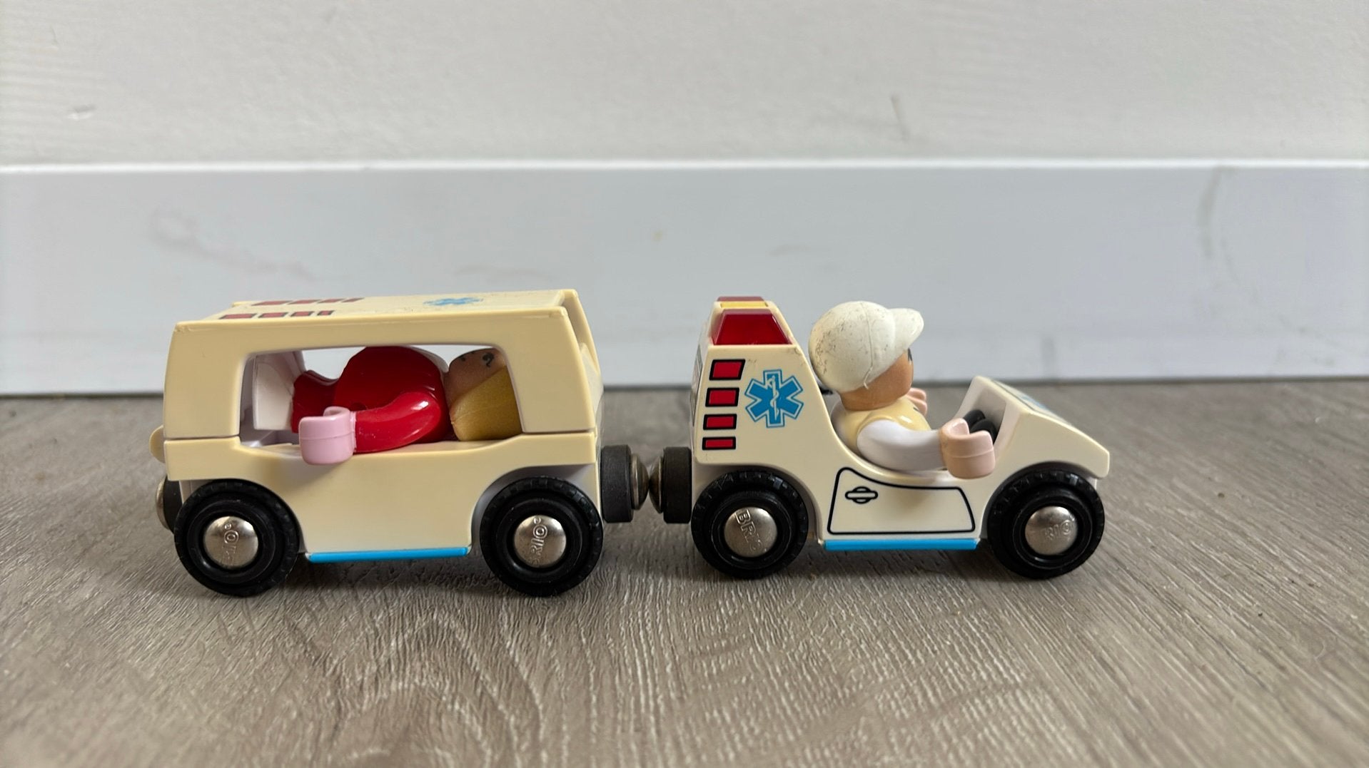 Brio treintje ambulance, Ophalen of Verzenden, Zo goed als nieuw