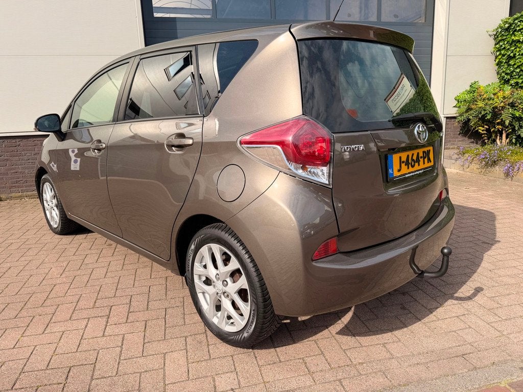 Toyota Verso-S 1.3 VVT-i Dynamic/Pano/Navi/Camera/Automaat/C, Euro 5, Gebruikt, 4 cilinders, Bruin