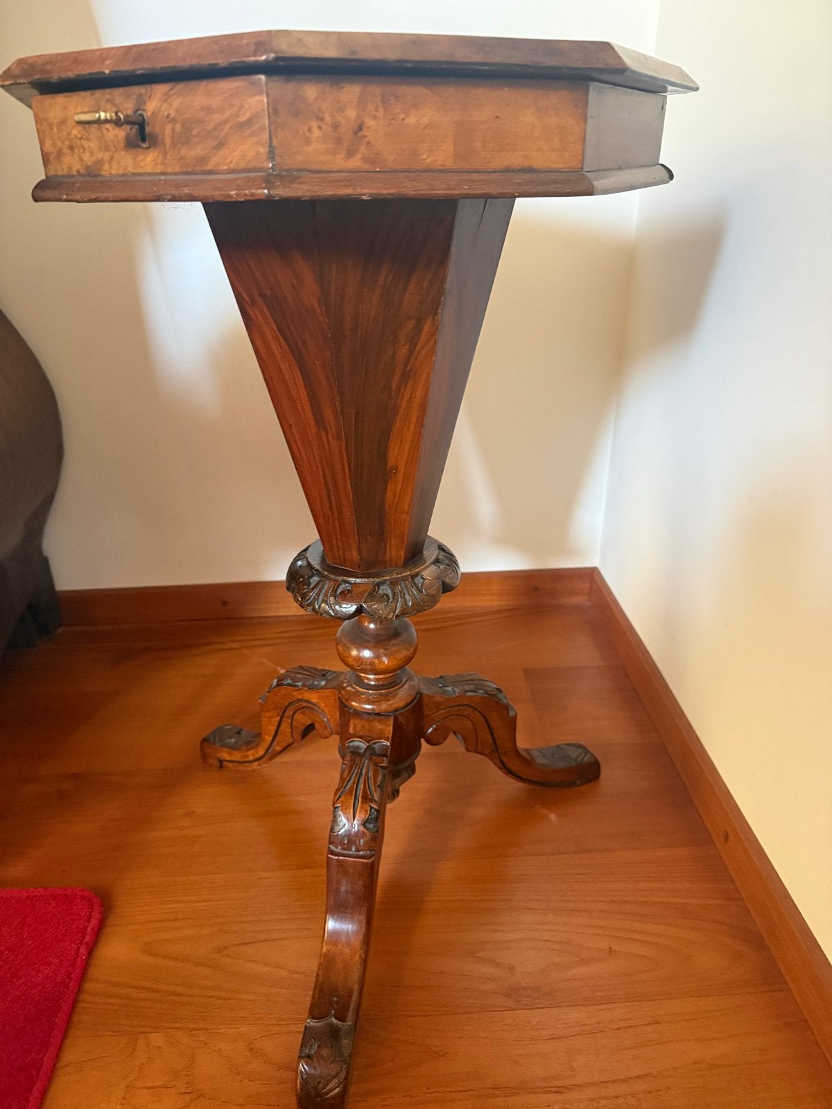 Antieke achthoekige naaitafel met marqueterie, Ophalen