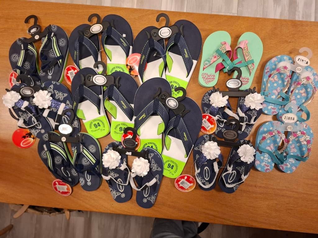 Partij kinder slippers, shirts, zwemshorts,tassen., Ophalen of Verzenden, Nieuw, Jongen of Meisje