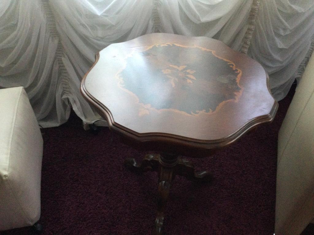 Te koop notenhout bijzettafel, Huis en Inrichting, Tafels | Bijzettafels, Ophalen, Rond, Minder dan 55 cm, 45 tot 60 cm
