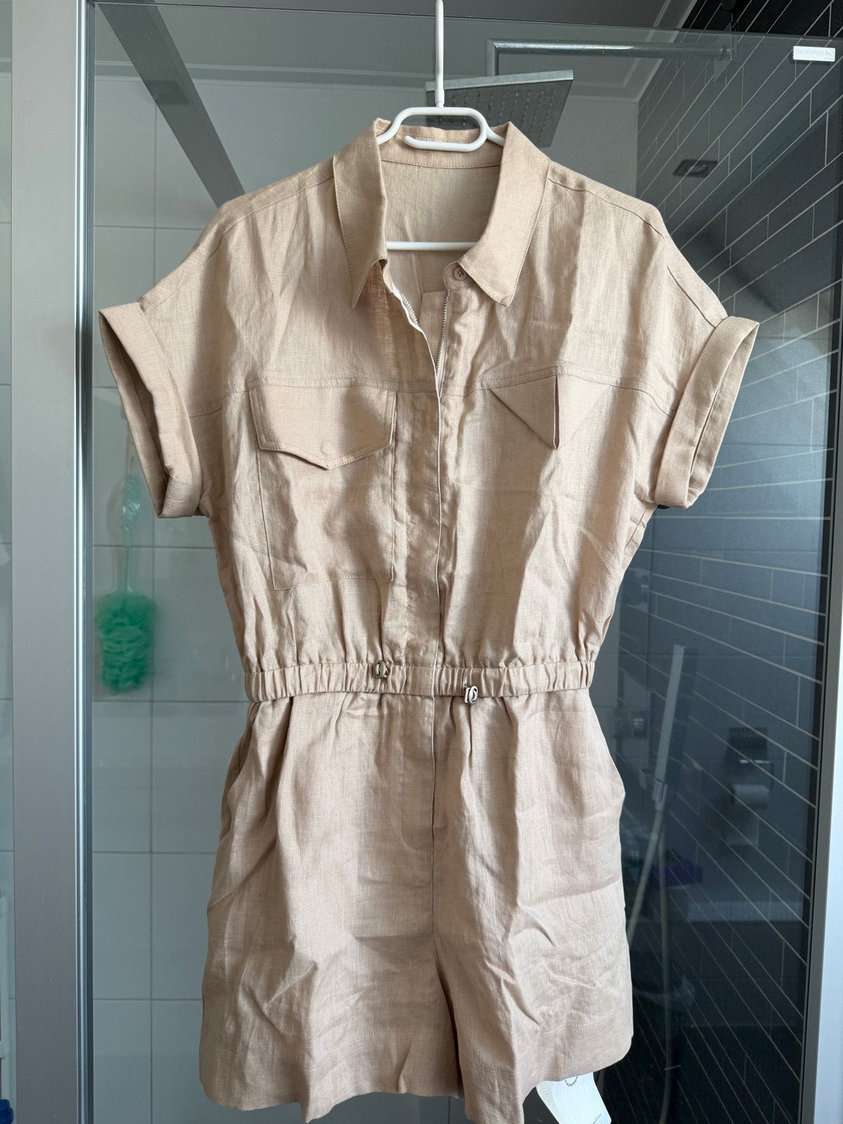 Le Alfashionline beige jumpsuit met korte mouwen, Ophalen of Verzenden, Nieuw, Maat 38/40 (M), Beige
