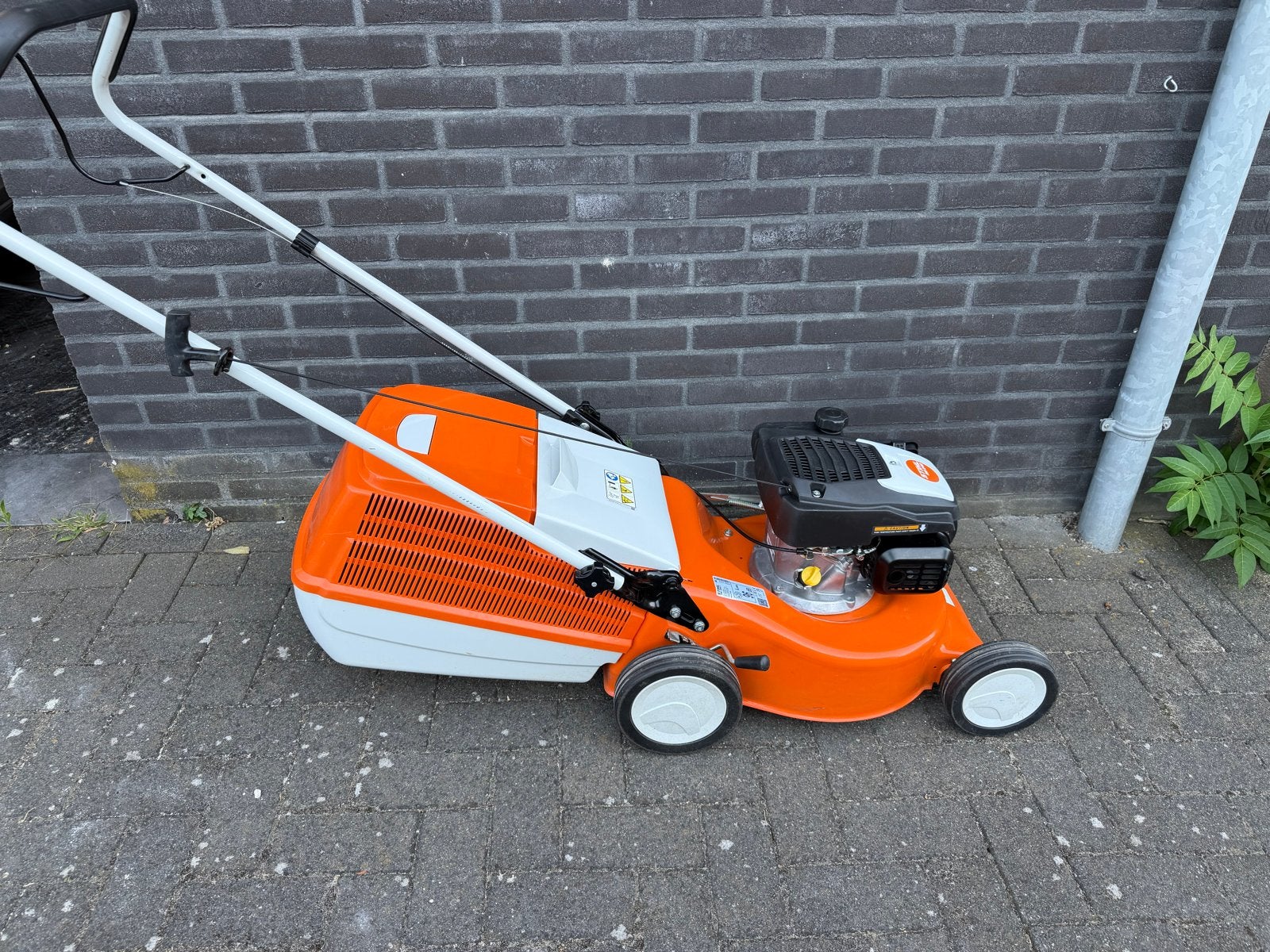 Stihl RM 248 Benzine Grasmaaier - Zo goed als nieuw, Tuin en Terras, Ophalen, Cirkelmaaier, Zo goed als nieuw, Opvangbak