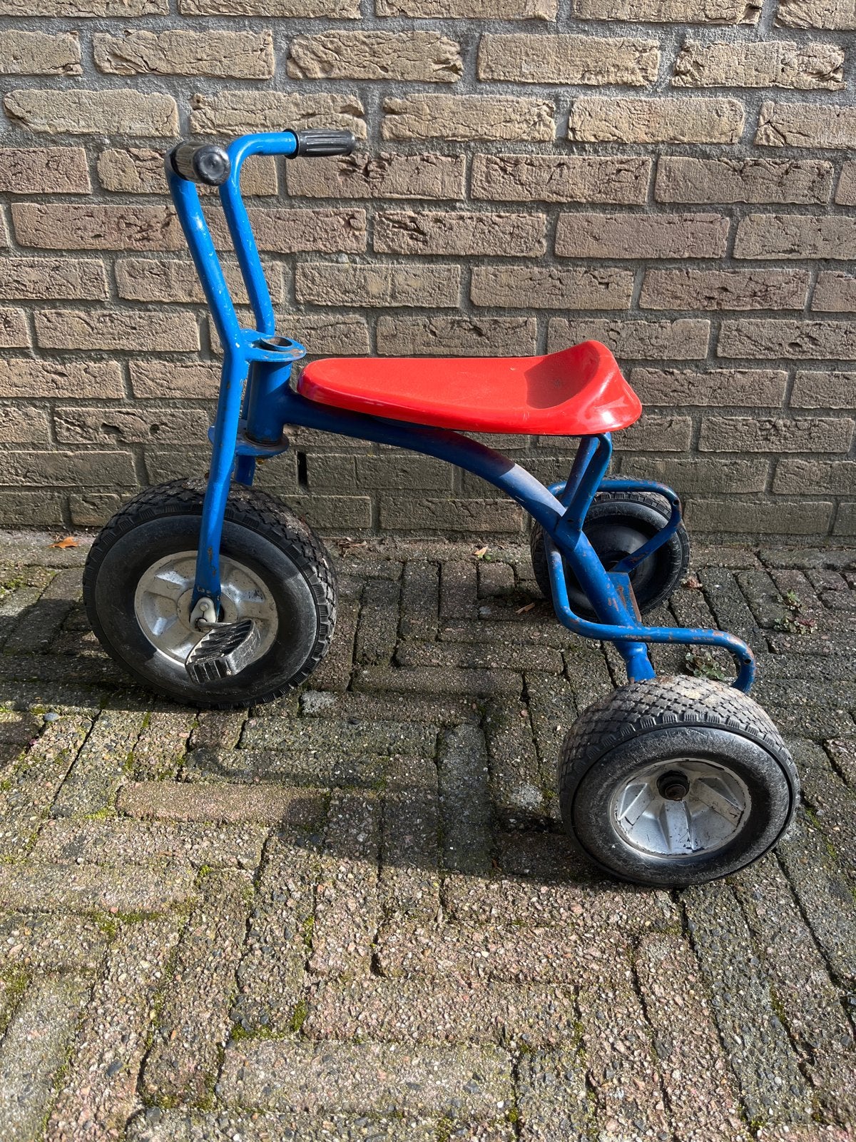 Blauwe driewieler met rode zitting, Ophalen of Verzenden, Gebruikt, Overige typen