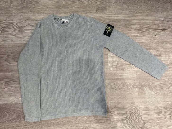 Nieuwe Stone Island trui met ribstructuur en prijskaartje, Ophalen of Verzenden, Nieuw, Maat 48/50 (M), Grijs