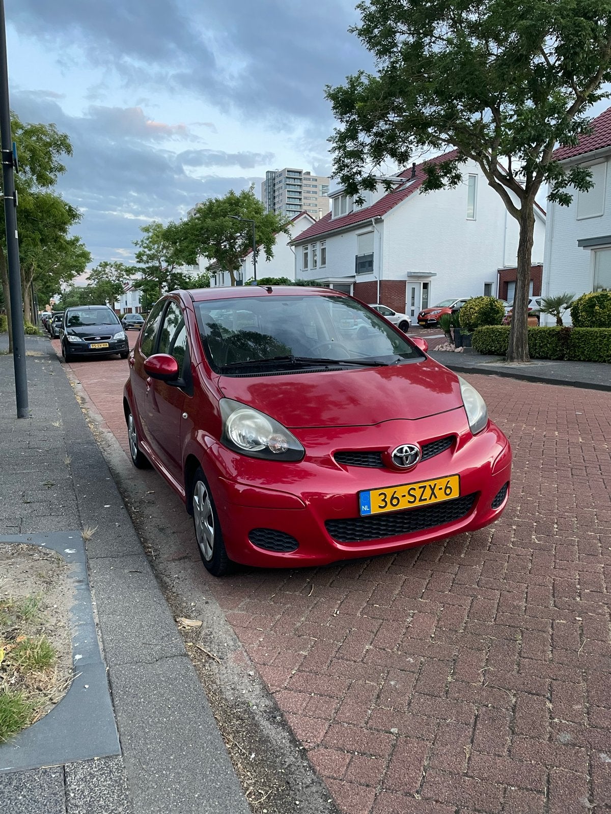 Toyota Aygo 1.0 12V Vvt-i 5DRS MMT 2012 Rood, Auto's, 4 stoelen, 68 pk, Origineel Nederlands, Particulier